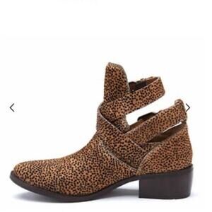 Matisse Raider Cowhair Leooard Print Strap Buckle Ankle Size 10